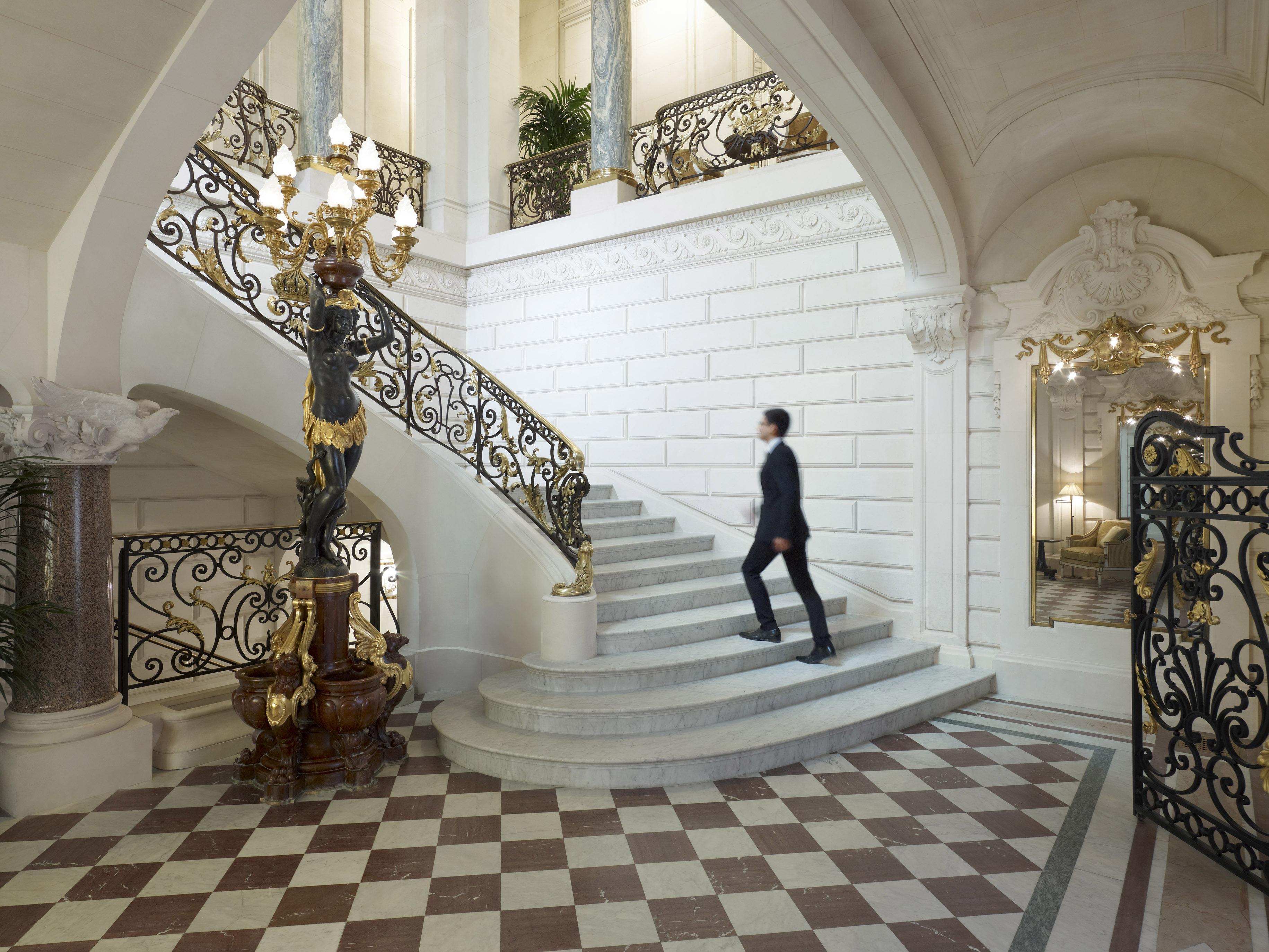 Escalier d'honneur en marbre du Shangri-La Paris