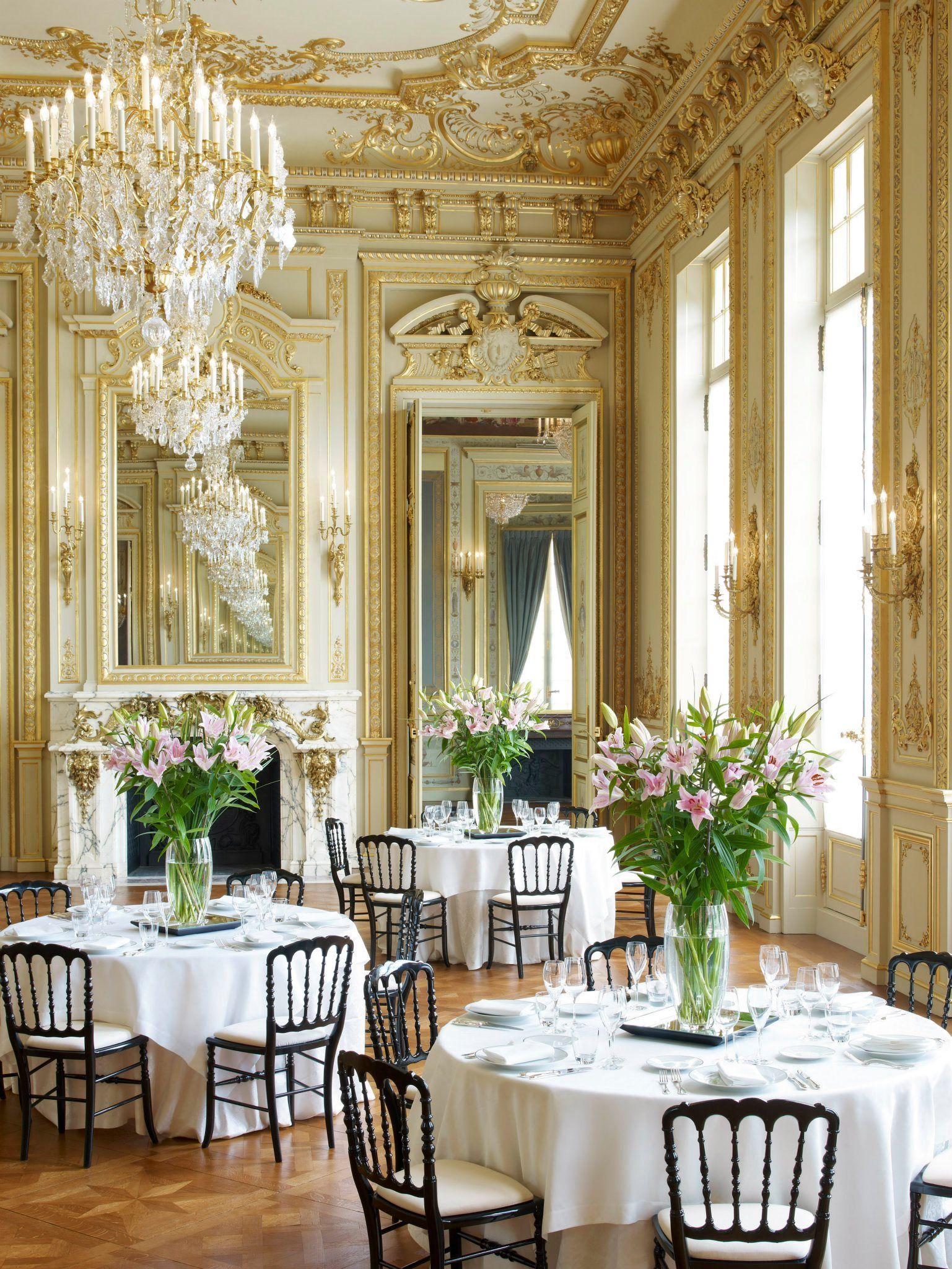Salon historique du Shangri-La Paris dressé pour un dîner, sous les lustres en cristal